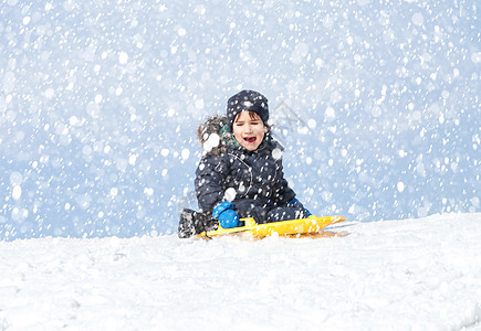 冬季的雪橇乐趣幸福童年享受男生孩子假期季节锻炼运动图片