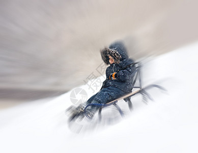 男孩滑雪山速度孩子们雪橇行动活动手套孩子平底运动乐趣图片