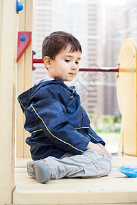 男孩坐在操场上男生衣服沉思幼儿园情绪化童年悲伤夹克寂寞玩具图片