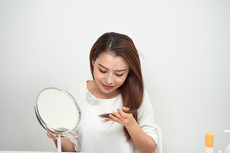 一个美丽的年轻女子的孤立肖像 梳长头发白色女士发型女孩梳子梳理成人女性图片