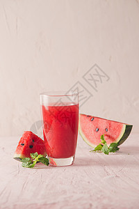 西瓜杯中含西瓜片的西瓜薄荷茶点红色玻璃热带白色奶昔饮料液体水果图片