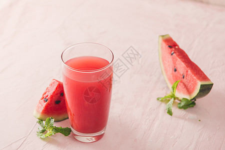 西瓜杯中含西瓜片的西瓜水果叶子白色健康甜点玻璃食物饮料薄荷红色图片