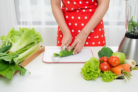 健康饮食 烹饪 素食 节食和人的概念  年轻女性的特写 她在家用搅拌机和绿色蔬菜制作排毒奶昔或冰沙果汁螺旋食物菠菜厨房萝卜图片