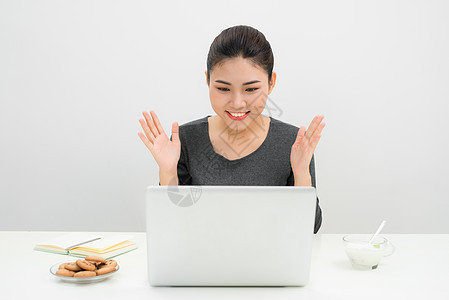 家里有笔记本电脑的漂亮金发美女女孩女性白色人士商业教育商务技术成人微笑图片