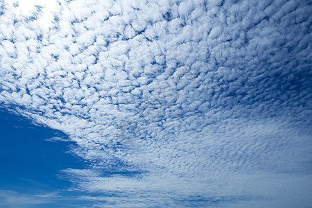 在明亮的蓝色天空中 白毛乌云与阳光之光旅行天气白色空气强光假期太阳环境阳光背景图片