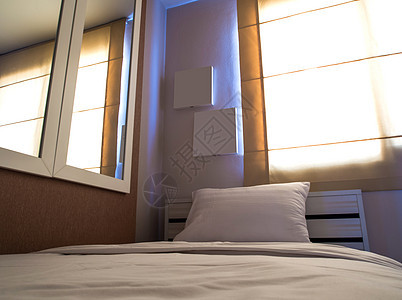 卧室床上的白毯子和枕头毯子窗户酒店房间羽绒被床单休息窗帘家具框架图片