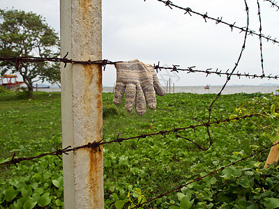 旧围栏和生锈的铁丝网图片