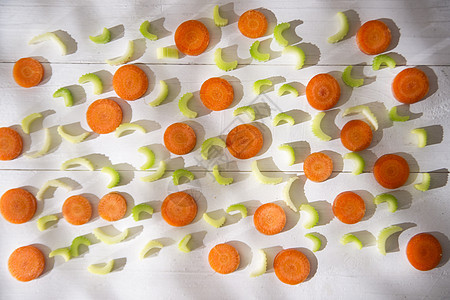 西菜和胡萝卜小吃绿色沙拉维生素蔬菜食物白色生活饮食矿物质图片