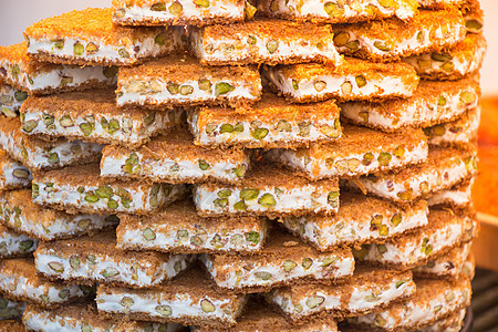 传统的土耳其甜点 kadayif 在糖浆中烘烤的切碎面团和碎坚果食物火鸡食谱开心果小吃糕点糖果文化美食爱好者图片