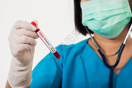 穿蓝制服的护士戴面罩 带有试管样本的Corona病毒检验血样女士临床科学面具疫苗微生物学病人诊断医院医生图片