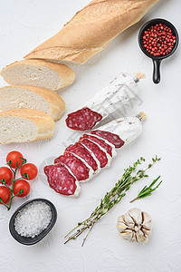 白表面的西班牙沙尔西翁切片 顶视图上方有帕尼尼和草药熏制食物香肠小吃火腿塔帕冷盘猪肉白色图片