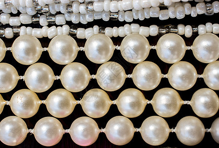 与许多发光的珍珠的珍珠小珠背景石头宝藏魅力海洋软体项链手镯礼物宝石风格图片