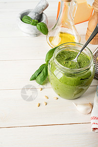 在玻璃罐子里自制的害虫烤作品叶子厨房烹饪饮食香料食谱桌子蔬菜美食图片