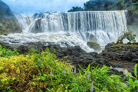 南老挝世邦莱瀑布的强大势力季节绿色风景下雨旅行热带岩石瀑布公园森林图片