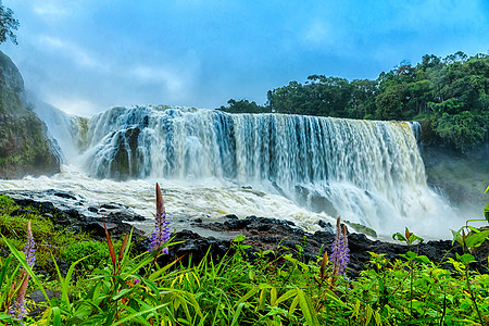 南老挝世邦莱瀑布的强大势力公园旅行季节下雨瀑布溪流风景植物岩石热带图片