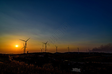 日落时风涡轮农场活力技术太阳发电机阳光天空爬坡燃料乡村刀刃图片