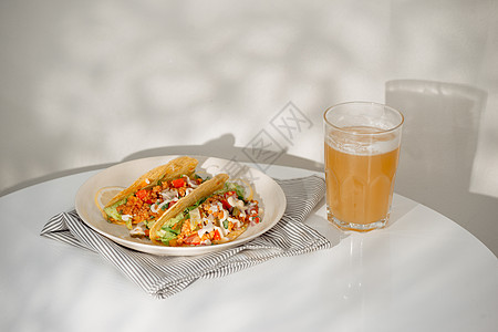 墨西哥墨西哥玉米饼 有土肉 牛肉 豆子 洋葱和沙拉酱胡椒午餐盘子沙拉玉米啤酒白色辣椒香菜食物图片