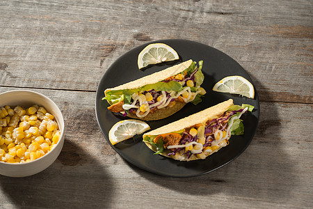 传统的墨西哥玉米饼 鸡肉和蔬菜放在木制桌上 拉丁美洲食品 笑声街道猪肉牛肉拉丁美食牧师午餐桌子餐厅食物图片