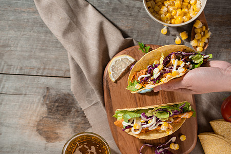 传统的墨西哥玉米饼 鸡肉和蔬菜放在木制桌上 拉丁美洲食品 笑声美食午餐猪肉食物桌子牛肉烹饪玉米绿色小吃图片