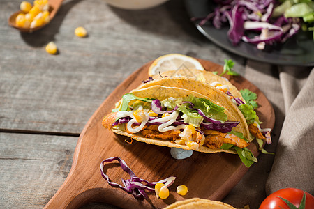 传统的墨西哥玉米饼 鸡肉和蔬菜放在木制桌上 拉丁美洲食品 笑声午餐食物牛肉绿色洋葱胡椒小吃美食餐厅图片