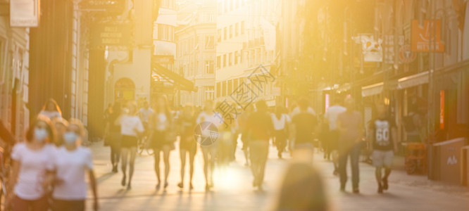 日落时分 卢布尔雅那的科波瓦人行人街上人群一片混乱 城市生活方式和流动性概念背光中心运动购物市中心生活商业民众城市团体图片