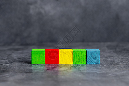 用多色抛光的样品立方体矩形盒 象征着稳定的增长发展 在表面上以不同的视角对齐 受电子用品配件的限制木板平铺结盟键盘灰色长方形补给图片