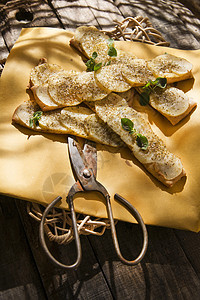 土豆和土豆粉小吃食物迷迭香面粉盘子马铃薯烤箱纤维淀粉面包背景图片