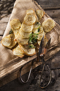 土豆和土豆粉盘子营养食物马铃薯迷迭香淀粉纤维烤箱面包小吃背景图片