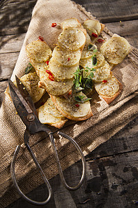 土豆和土豆粉淀粉烤箱食物纤维盘子马铃薯面粉面包迷迭香小吃背景图片