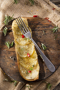 土豆和土豆粉淀粉面包小吃营养盘子食物迷迭香烤箱面粉马铃薯背景图片
