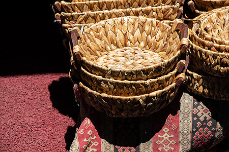 供在市场销售的空篮子稻草生态枝条编织手工业手工柳条乡村木头产品图片