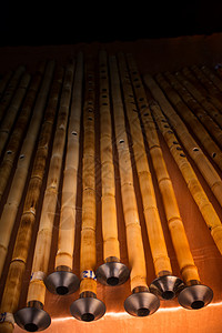 展示着手工制作的竹片管娱乐白色文化木头歌曲笔记市场乐器木管长笛图片