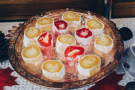 传统土耳其美味的甜食如露天糖果饮食椰子脚凳软糖烹饪食物开心果文化粉末榛子图片