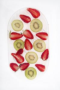 Kiwi和草莓甜点水果浆果白色红色食物饮食绿色纤维图片