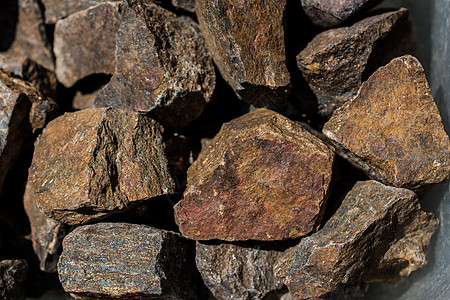 Bronzite 宝石作为天然矿物岩石宝石学矿业鳞状折射标本矿石样本棕色金属石头图片