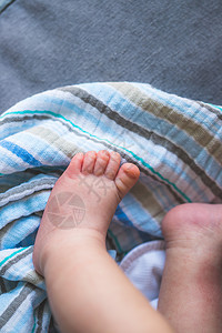 婴儿和新生儿概念 在婴儿毯子上关紧新生婴儿脚父亲运气母性挑战家庭家庭生活脚趾儿子医院皮肤图片