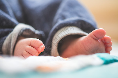 婴儿和新生儿概念 在婴儿毯子上关紧新生婴儿脚医院家庭母性父亲母亲挑战脚趾父母生活皮肤图片
