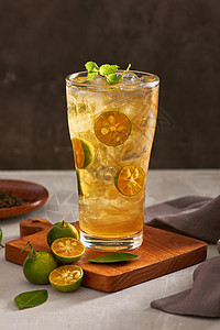 新鲜饮料棕色液体水果柠檬玻璃黄色冰镇薄荷立方体桌子图片