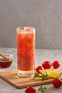 新鲜的冰饮料果汁玻璃器皿柠檬液体饮食白色营养食物蔬菜图片