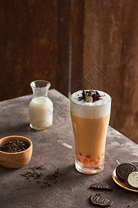 冰奶酪奶茶和巧克力饼干的泡泡泡沫杯子牛奶奶油甜点食物白色玻璃饮料气泡图片
