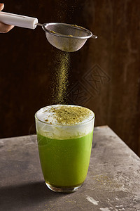 杯中绿色茶拿铁牛奶泡沫粉末食物白色抹茶泡沫状杯子玻璃拿铁图片