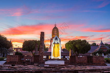 日落时的佛像是的佛教寺庙 俗称 Wat Yai 是一座佛教寺庙 是泰国彭世洛的主要旅游景点雕像公园旅行上帝游客蓝色文化艺术宗教天图片