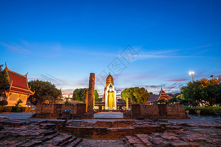 日落时的佛像是的佛教寺庙 俗称 Wat Yai 是一座佛教寺庙 是泰国彭世洛的主要旅游景点建筑学宗教历史建筑城市金子艺术旅行雕像图片