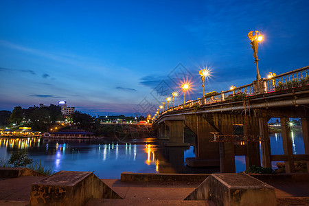 泰国菲特桑努洛克桥Eka Thot Sa根桥路面夜间交通灯的颜色建筑天空日落市中心城市蓝色摩天大楼阳光旅游反射图片