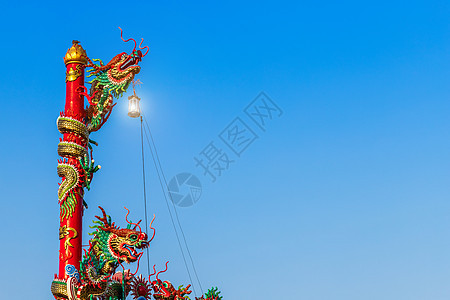 美丽的中国龙在中国神社与蓝天中国新年节的寺庙图片