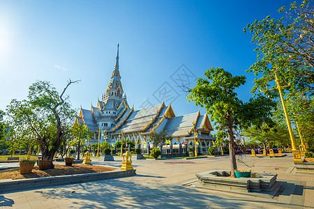 是历史中心的一座佛教寺庙 是一座佛教寺庙 是泰国北柳府的主要旅游景点太阳蓝色建筑城市旅行金子文化艺术佛教徒游客图片