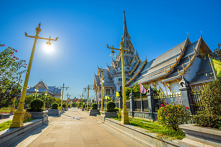 是历史中心的一座佛教寺庙 是一座佛教寺庙 是泰国北柳府的主要旅游景点金子文化天空宝塔艺术城市建筑蓝色房子宗教图片