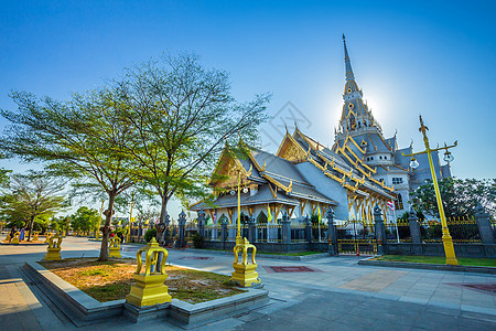 是历史中心的一座佛教寺庙 是一座佛教寺庙 是泰国北柳府的主要旅游景点艺术金子蓝色佛教徒城市地标宝塔建筑旅行游客图片