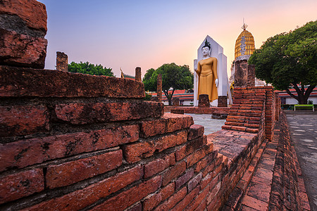 日落时的佛像是的佛教寺庙 俗称 Wat Yai 是一座佛教寺庙 是泰国彭世洛的主要旅游景点宗教雕像雕塑地标建筑学城市宝塔建筑金子图片