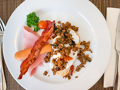 早餐 卡普拉欧炒猪肉和草叶 在顶端的香肠蛋上加培根烤面包桌子美食午餐食物熏肉面包英语小吃水煮蛋黄图片